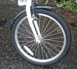 Front wheel of Carrera Transit showing mudguard