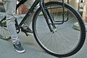 Side view of entire front wheel on city bike fitted with BigRep 3D printed airless tire